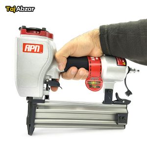 میخ کوب بادی ای پی ان مدل NL50T- در دست
